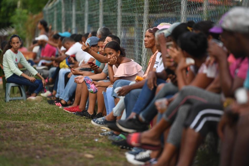 Familiares y amigos de migrantes venezolanos que fallecieron al hundirse el barco en el que viajaban a Trinidad y Tobago  esperan noticias sobre la recuperación de sus cuerpos, en Güiria, Venezuela, el 18 de diciembre de 2020.