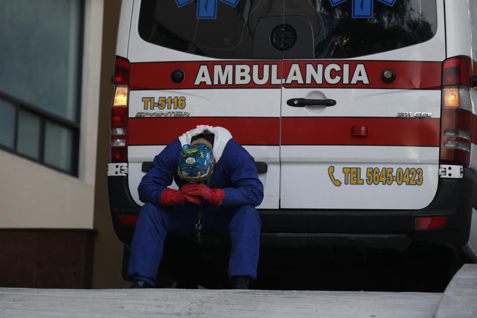 Un paramédico descansa detrás de su ambulancia, mientras el personal de la ambulancia espera horas para que los pacientes de Covid-19 que están transportando sean admitidos, en el Centro Médico Siglo XXI en la Ciudad de México, el jueves 7 de enero de 2021.