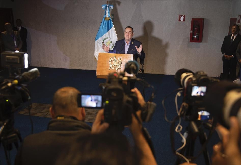 El presidente de Guatemala, Alejandro Giammattei, da una rueda de prensa en el Teatro Nacional el día antes de su inauguración, en Ciudad de Guatemala, el 13 de enero de 2020.