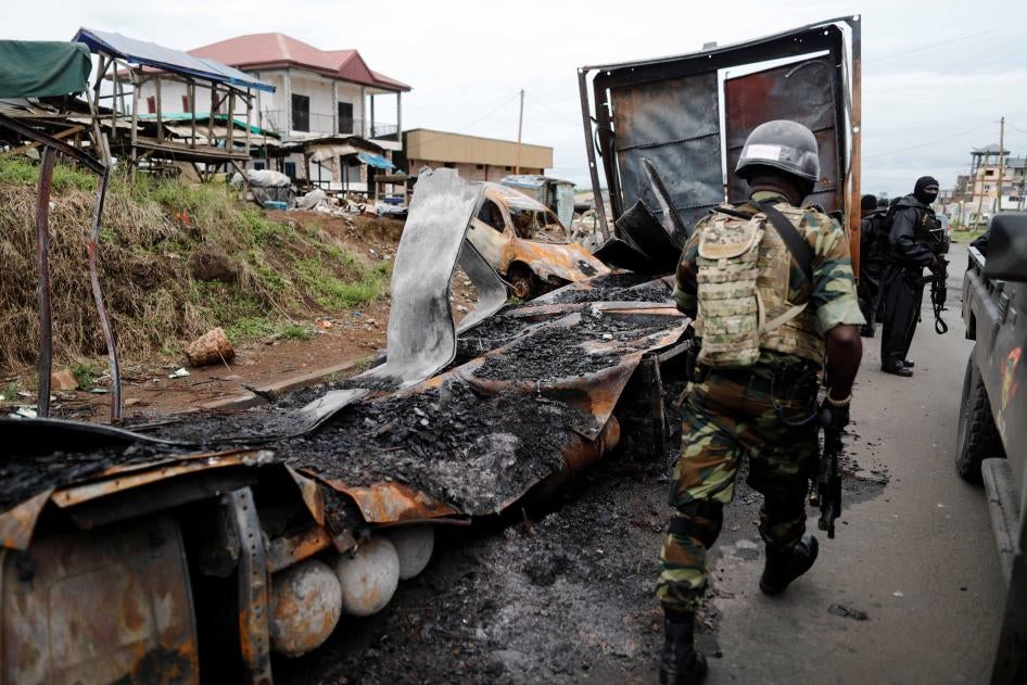 Un membre du Bataillon d’intervention rapide (BIR), une unité d’élite camerounaise, patrouille dans la ville de Buea dans la région anglophone du Sud-Ouest, le 4 octobre 2018. 