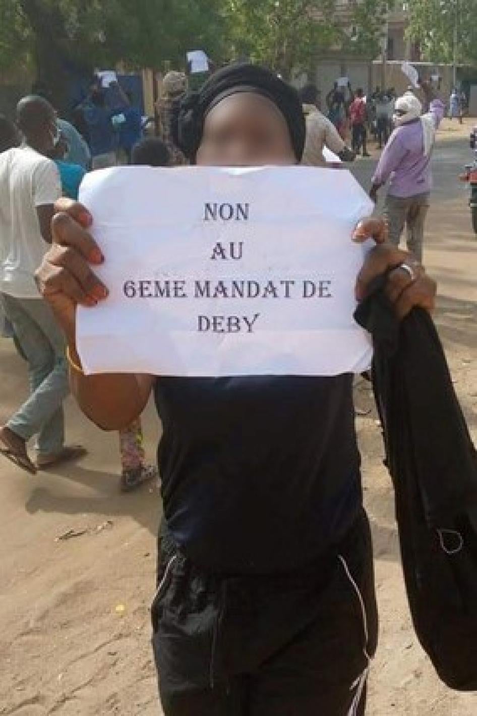 Une femme tient une pancarte où figure le message « Non au 6ème mandat de Deby », lors d’une manifestation dans la capitale du Tchad, N'Djaména, le 20 mars 2021.