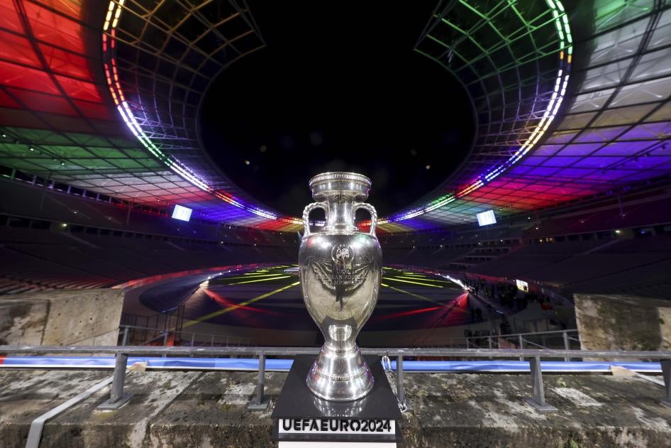 Le trophée du Championnat d’Europe de football 2024 (UEFA 2024), présenté au Stade olympique de Berlin, Allemagne, le 5 octobre 2021. 