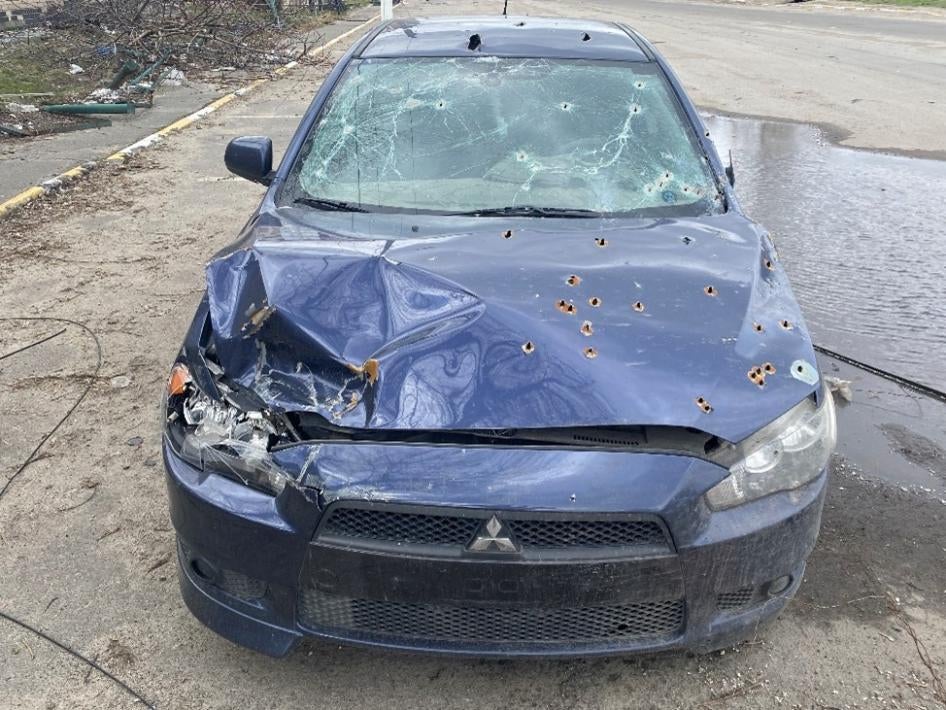 La voiture d’Oleksandr Maksymenko, également criblée de balles tirées par les forces russes à Hostomel, en Ukraine, le 28 février 2022. Ces tirs ont tué le jeune fils d’Oleksandr Maksymenko, Andrii, et le père de Maksym Maksymenko.