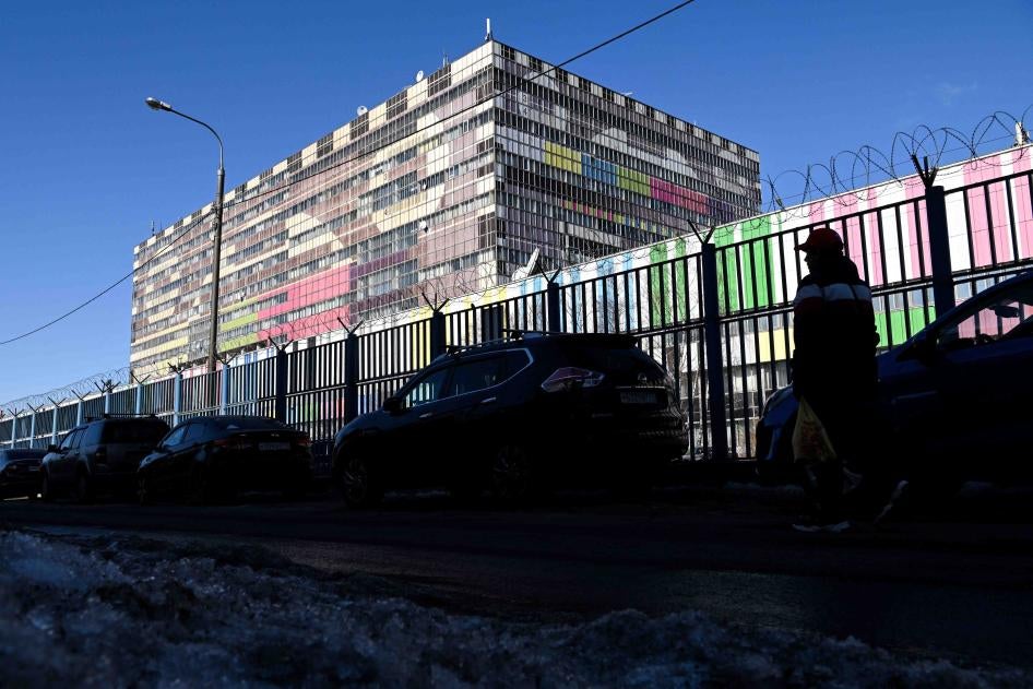 Мужчина проходит мимо телецентра "Останкино" в Москве, Россия, 15 марта 2022 года. 