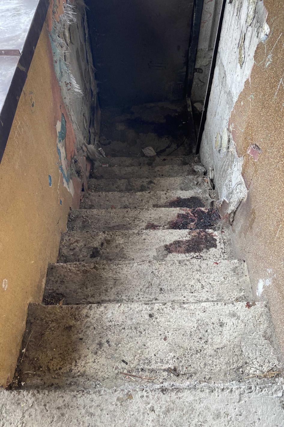 Ces larges taches de sang sont visibles sur un escalier à Boutcha, en Ukraine, à l’emplacement où les corps de deux hommes en tenue civile ont été retrouvés en avril 2022, après le départ des forces russes. L’un des deux hommes Vasyl Nedashkivskyi, âgé de 47 ans, avait été vu pour la dernière fois sous la garde des forces russes qui l’ont détenu dans un lieu secret pendant environ deux semaines. Son corps présentait des traces manifestes d’actes de torture. 