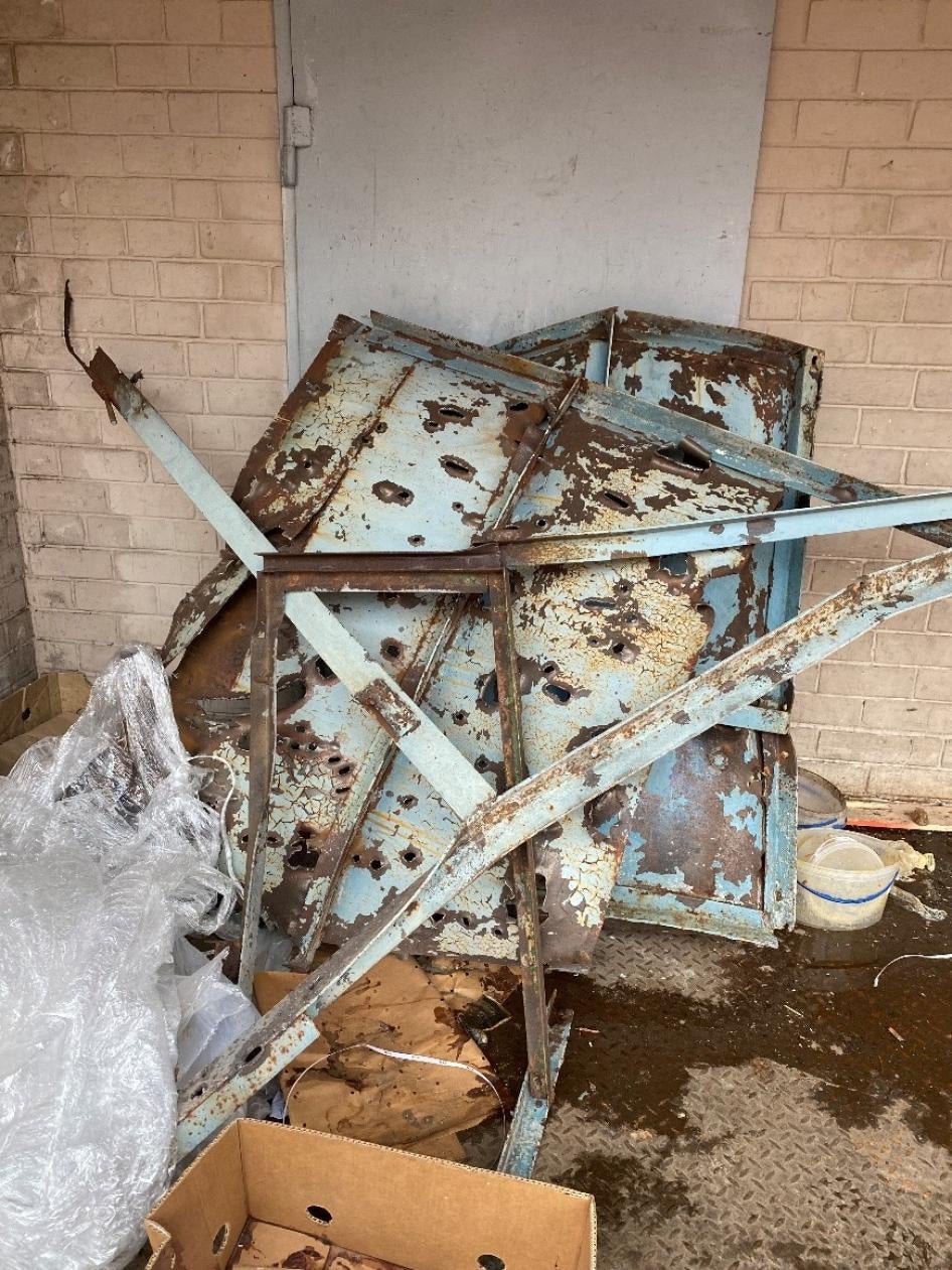 Ворота, поврежденные металлическими осколками в ходе удара, который российские войска 16 марта 2022 г. нанесли в Чернигове по стоявшим в очереди за хлебом жителям, убив и ранив десятки людей. Фото сделано 19 апреля 2022 г. 