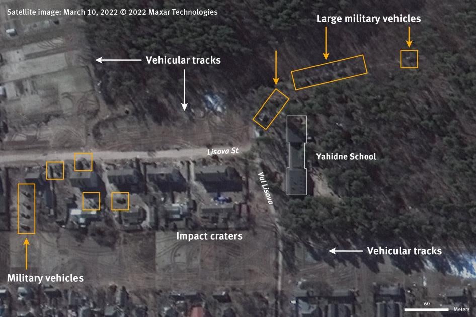 Image satellite enregistrée le 10 mars 2022, montrant le village de Yahidne dans le nord de l’Ukraine. On y voit des dizaines de véhicules militaires blindés (carrés et rectangles oranges), près d’une école convertie en base militaire par les forces russes lors de leur occupation de ce village. Elles ont détenu plus de 350 villageois dans le sous-sol de cette école pendant près d’une mois.