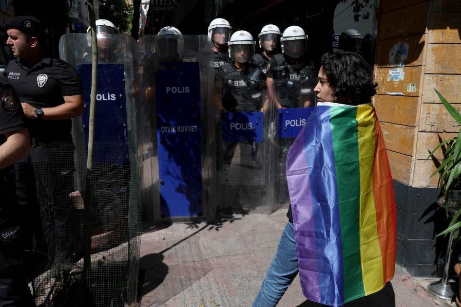 Turkish riot police prevent activists from marching in a pride parade that was banned by local authorities, in Istanbul, Turkey, June 26, 2022. © 2022 REUTERS/Umit Bektas