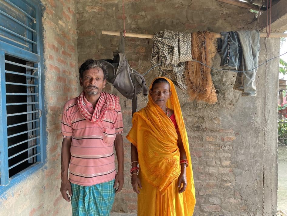 Los padres de Ram Kishun Sahani, trabajador migrante nepalí fallecido en Qatar.