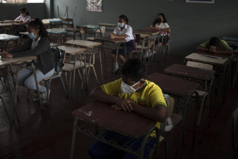  Students in a classroom in San Salvador, El Salvador, April 7, 2021. © AP Photo / Víctor Peña