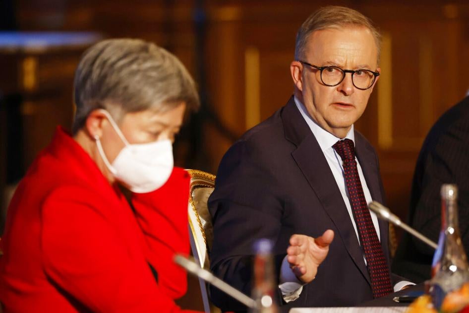 澳大利亚总理阿尔巴尼斯（右）与外交部长黄英贤，日本东京，2022年5月24日。