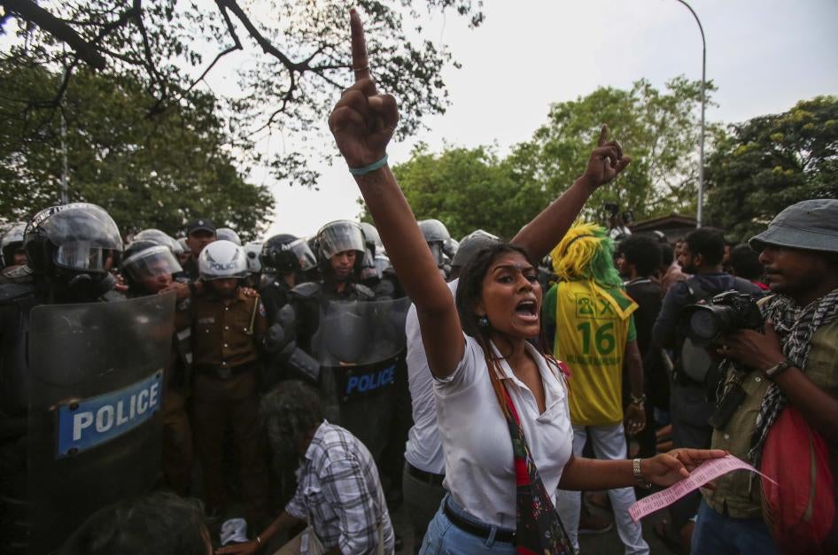 2022asia_sri_lanka_protesters_WR