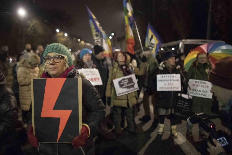 Uczestniczka protestu trzyma symbol Strajku Kobiet podczas demonstracji przeciwko erozji praw kobiet w Polsce. Warszawa, 28 listopada 2022
