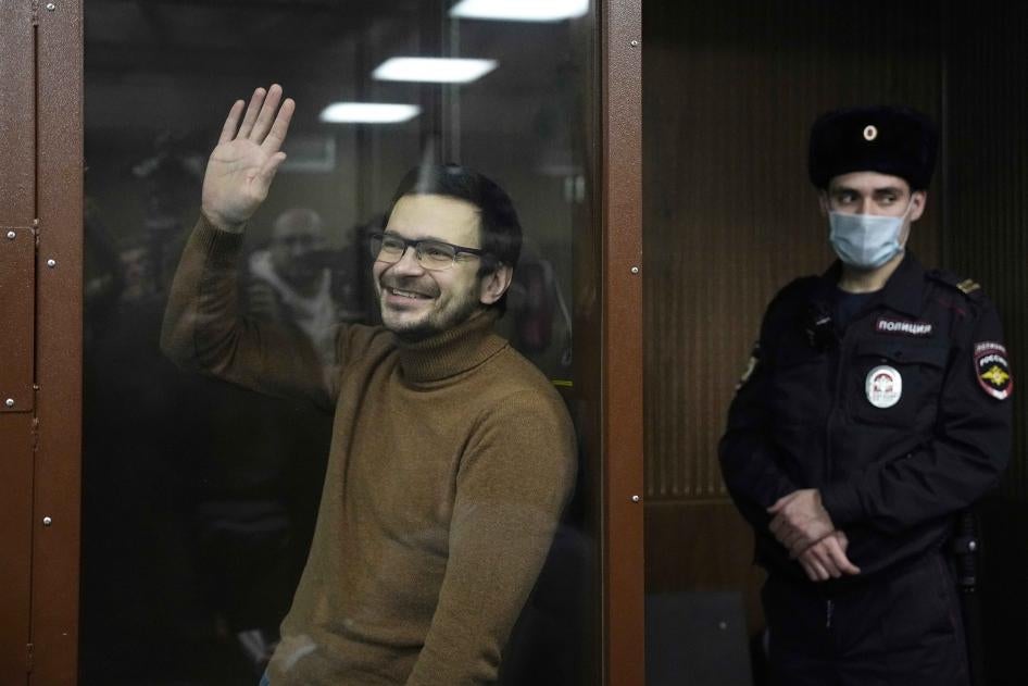 Ilya Yashin waves to supporters in a Moscow courtroom during a hearing on abusive charges against him of spreading "false information" about Russian forces. Moscow, Russia, November 29, 2022. 