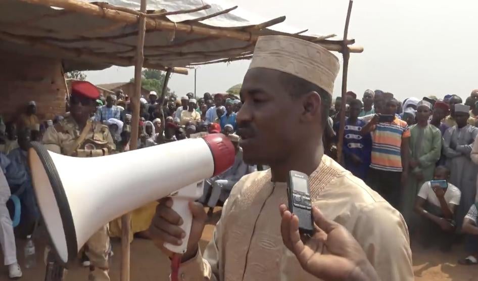 Hassan Bouba s'adresse aux habitants de Ngakobo lors d'un déplacement ministériel dans la  province de Ouaka, en République centrafricaine, le 23 janvier 2023.