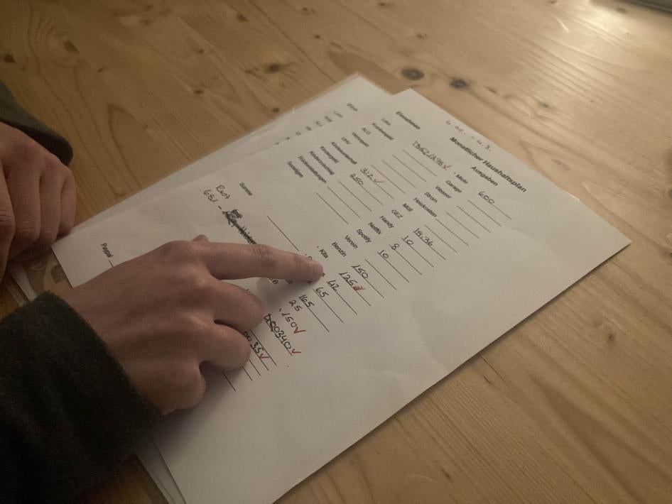 "Maggie", eine 36-jährige alleinerziehende Mutter in Baden-Württemberg, Deutschland, berechnet ihr monatliches Haushaltsbudget, während die Lebensmittel- und Energiepreise rapide steigen, Februar 2023.