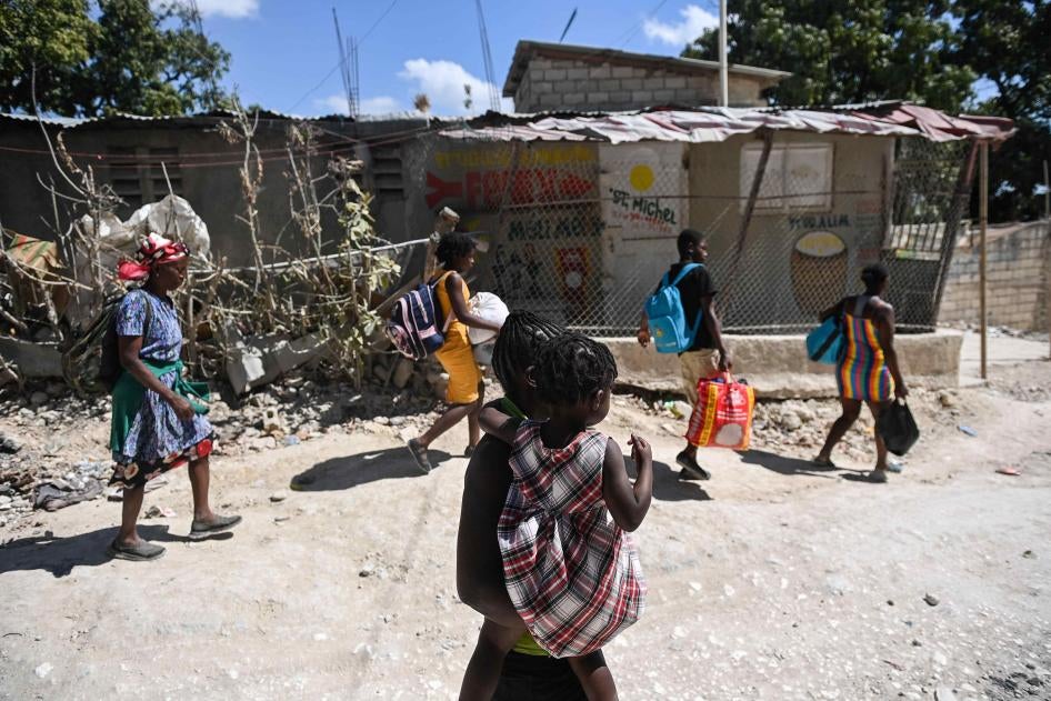 Des familles quittaient leurs maisons à Pétion-ville, une commune de Port-au-Prince en Haïti, le 23 mars 2023, au moment où des groupes criminels prenaient le contrôle de plusieurs zones dans le pays. 