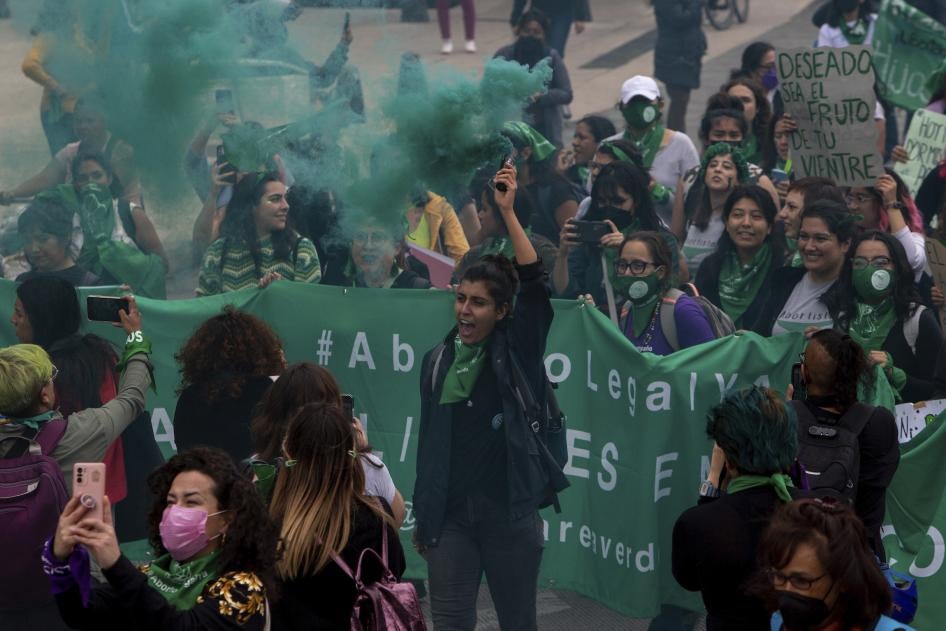  Mujeres de diversos colectivos feministas se manifiestan en el Zócalo de la Ciudad de México en el Día de Acción Global por el Acceso al Aborto Legal, Libre, Seguro y Gratuito, el 28 de septiembre de 2022. 