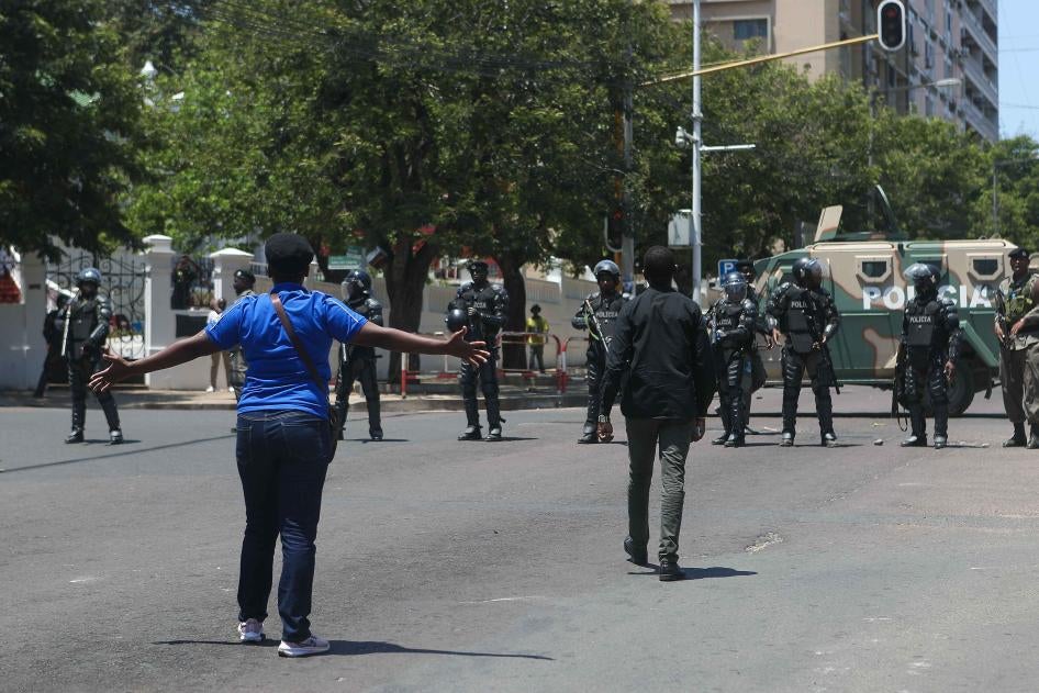 Demonstrators clash with riot police during a march to protest results of the sixth municipal elections in Maputo, Mozambique, October 27, 2023. © 2023 LUISA NHANTUMBO/EPA-EFE/Shutterstock