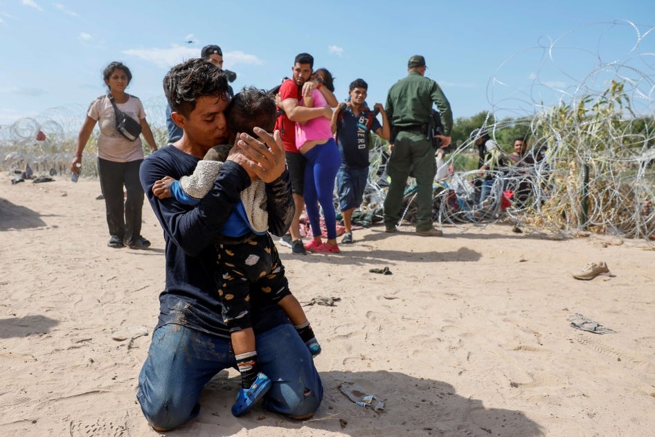 Un inmigrante abraza a su hijo en Eagle Pass, Texas, el 25 de septiembre de 2023, tras completar el largo viaje de Venezuela a Estados Unidos. © 2023 Robert Gauthier/Los Angeles Times vía Getty Images