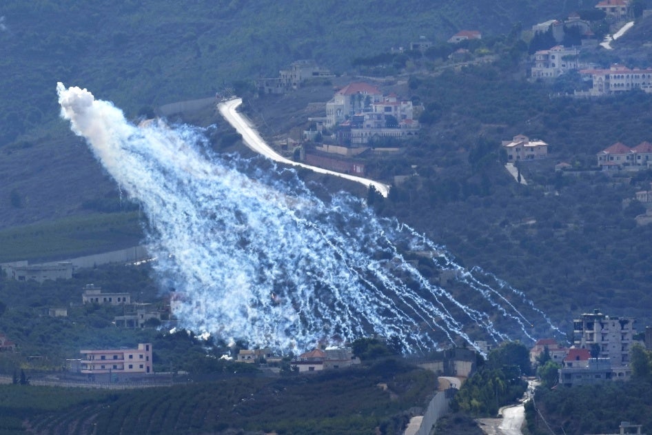 Explosion aérienne d’une munition israélienne au phosphore blanc, issue d’un tir d'artillerie et provoquant des traînées de fumée blanche au-dessus du village de Kfar Kila dans le sud du Liban.