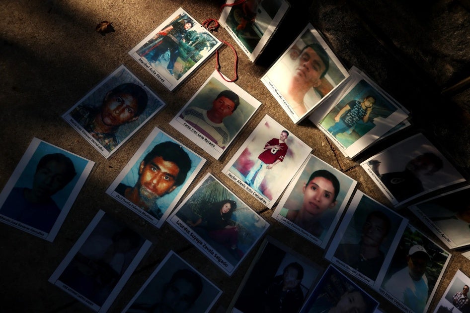 Las fotografías de personas que desaparecieron mientras intentaban emigrar a Estados Unidos se exhiben frente al Capitolio de Estados Unidos en Washington, DC, el 19 de octubre de 2021.