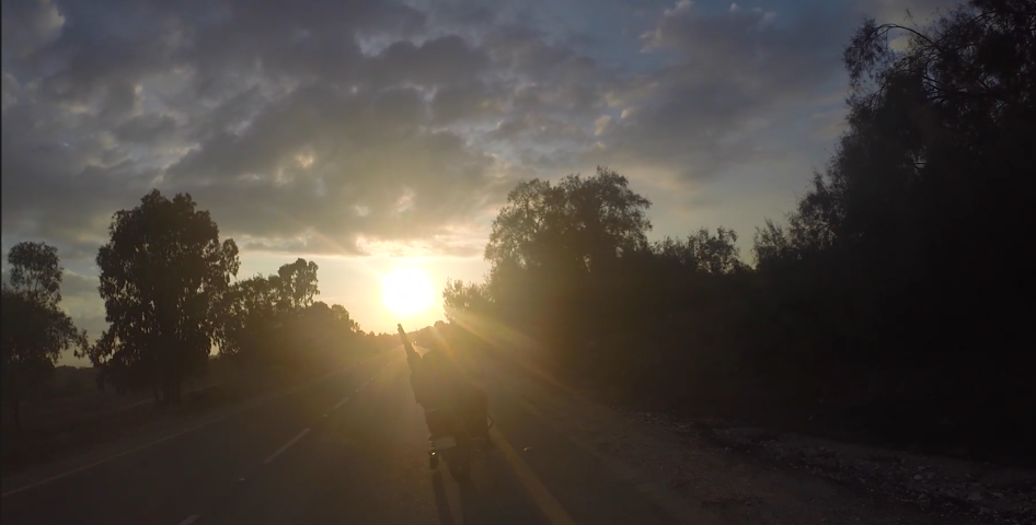 Image extraite d’une vidéo montrant l’une des attaques menées par des groupes armés palestiniens dans le sud d’Israël le 7 octobre 2023, et mise en ligne le 8 novembre 2023 sur une chaîne Telegram.