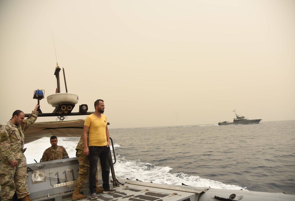 قوارب الجيش اللبناني تبحث عن ناجين في البحر في 24 أبريل/نيسان 2022، بعد غرق قارب مهاجرين في المياه قبالة مدينة طرابلس شمال لبنان. © 2022 شين نوفيل/سيبا/شاترستوك