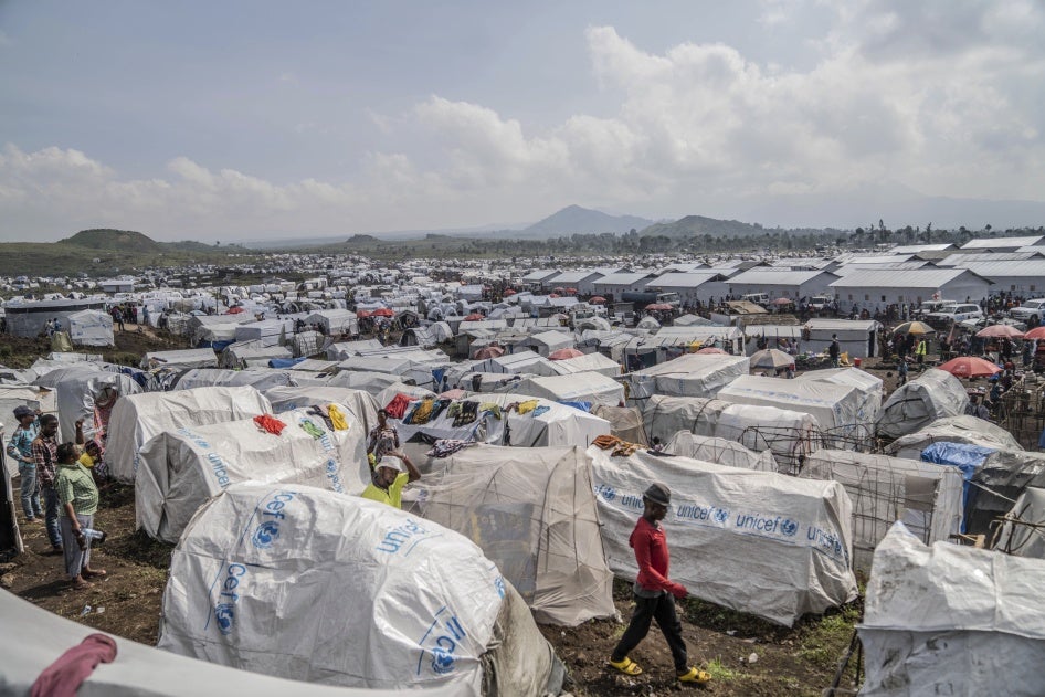 Des personnes déplacées par les combats entre les forces congolaises et les rebelles du groupe M23 dans un camp à l'exterieur de Goma, en République Démocratique du Congo, le 13 mars 2024.