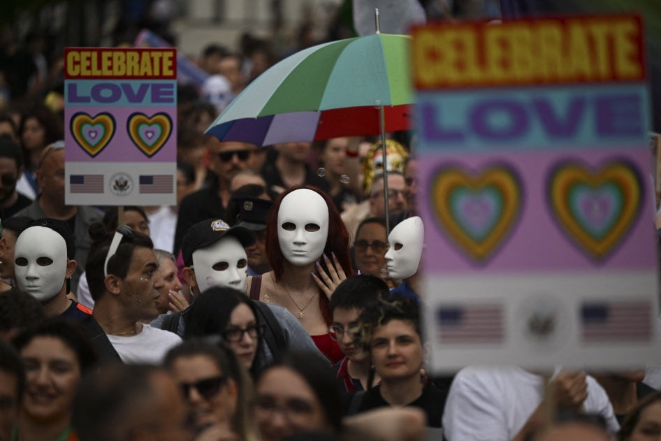 Njerëzit marrin pjesë në Paradën e Krenarisë të komunitetit LGBTQ në Prishtinë më 8 qershor 2024, për të kërkuar "liri" dhe "të drejta të barabarta" në Kosovë.