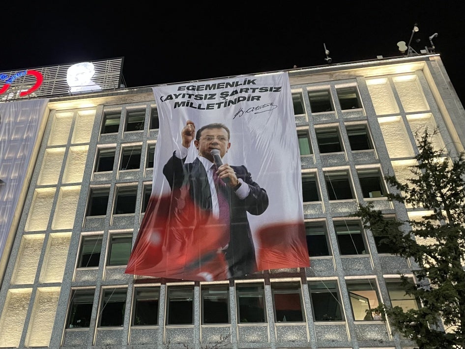 Une gigantesque bannière avec la photo du maire d'Istanbul, Ekrem Imamoglu, était suspendue sur la façade du siège de la Municipalité métropolitaine d'Istanbul, en Turquie, le 22 mars 2025. 