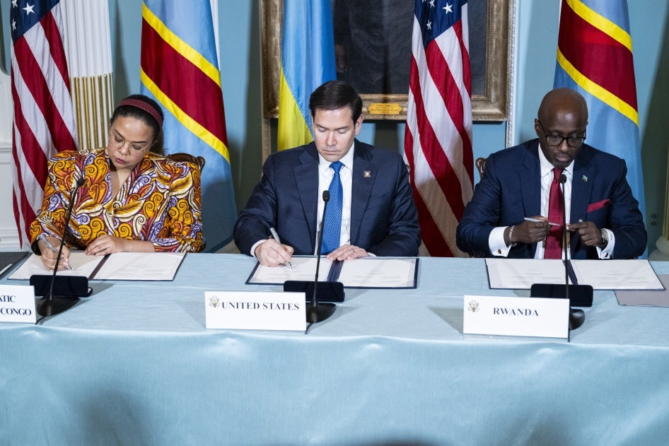 La ministre des affaires étrangères de la Republique démocratique du Congo Thérèse Kayikwamba Wagner (à gauche), le secrétaire d'État américain Marco Rubio (au centre), et le ministre des affaires étrangères du Rwanda Olivier Nduhungirehe signent la Déclaration de principes au département d'État américain à Washington, DC, le 25 avril 2025.