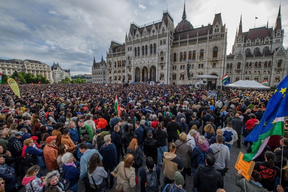 Demonstrierende protestieren vor dem Parlament in Budapest gegen einen Gesetzentwurf, der die Regierung ermächtigt, zivilgesellschaftliche Gruppen und Medien zu sanktionieren, die als Bedrohung für die Souveränität Ungarns gelten, 18. Mai 2025.