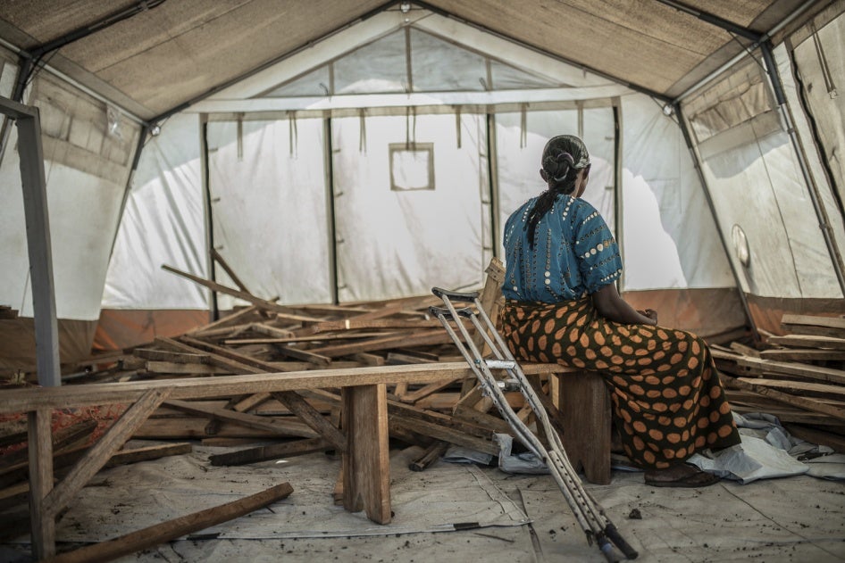 Une femme qui a été agressée sexuellement dans un camp de déplacés de la province du Nord-Kivu, où elle s’était réfugiée après avoir fui les combats dans l'est de la République démocratique du Congo, le 23 août 2023.