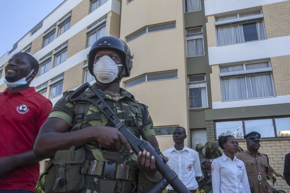 Un policier tenait son arme à Blantyre, au Malawi, le 6 mai 2020, lors de la campagne précédant l’élection présidentielle de juillet 2020.