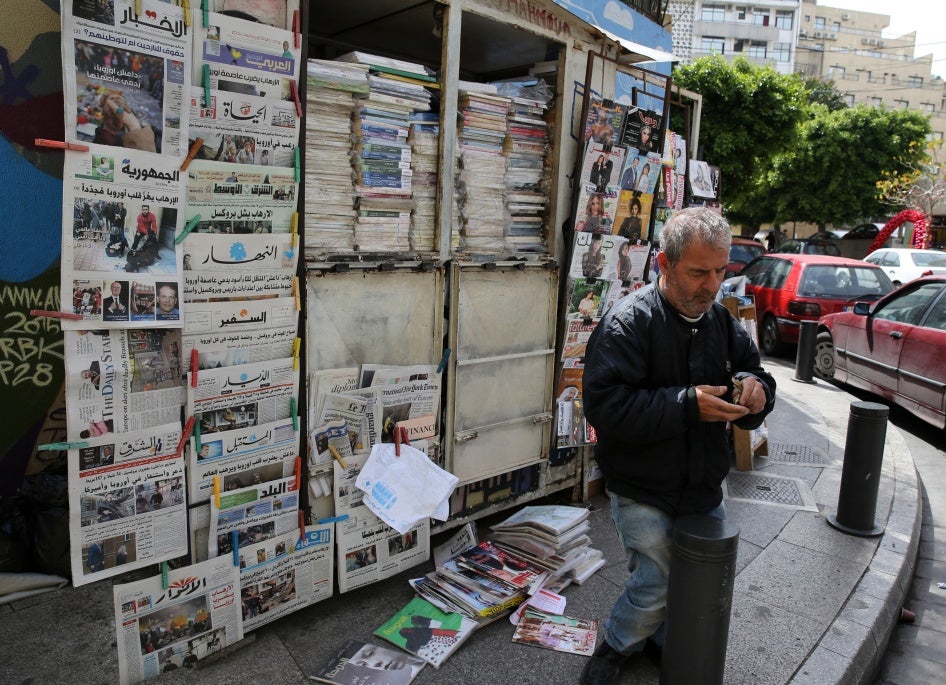 Les unes de plusieurs journaux étaient exposées à l’extérieur d’un kiosque à Beyrouth, au Liban, le 23 mars 2016.
