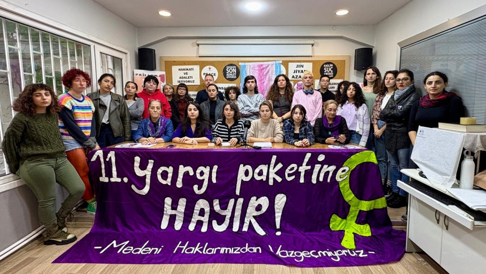 Aktivistler, LGBT’leri hedef alan hükümler içeren ve basına sızan 11. Yargı Reformu’na karşı 28 Ekim 2025’te İstanbul’da düzenlenen bir basın toplantısında, üzerinde “11. Yargı Paketine Hayır” yazan bir pankart taşıyor.