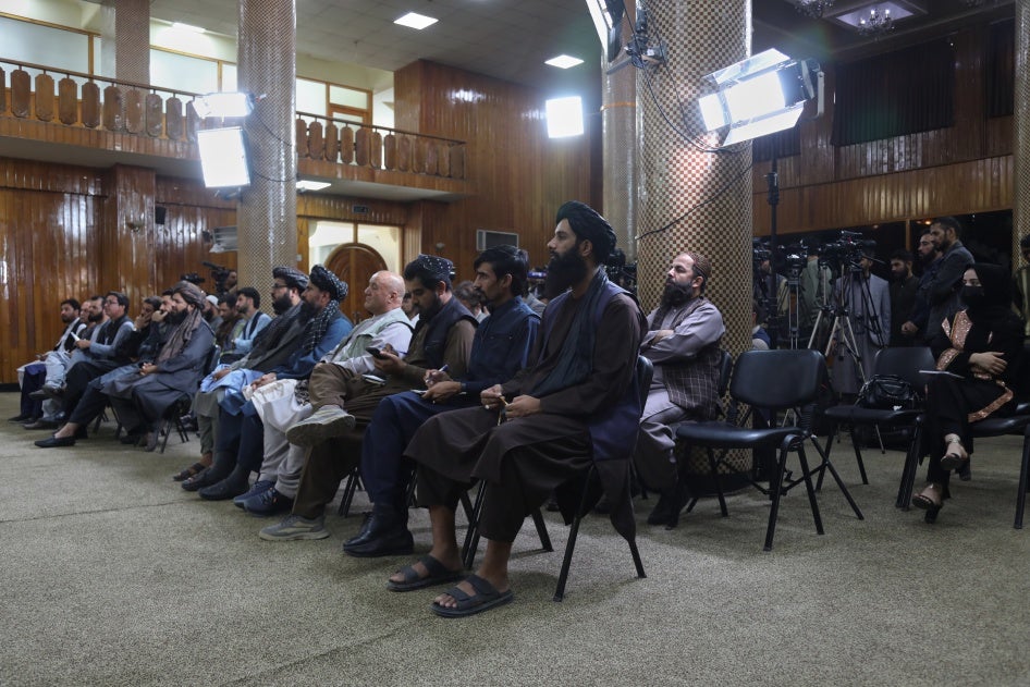 Regierungsvertreter und Journalisten nehmen an einer Pressekonferenz der Taliban im staatlichen Medien- und Informationszentrum teil, Kabul, Afghanistan, 12. Oktober 2025.