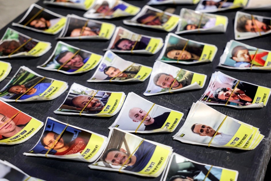 Fotografías de rehenes israelíes retenidos en Gaza se exhiben durante una protesta organizada por sus familias en Tel Aviv, el 27 de septiembre de 2025.