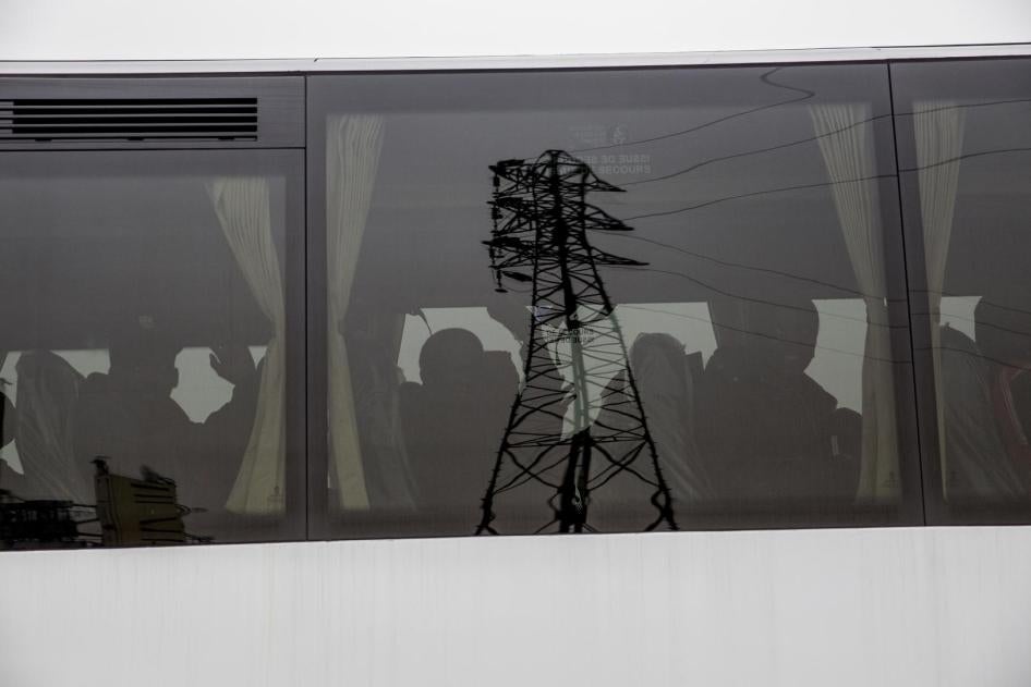 Ex residentes de los centros para migrantes agitan sus manos en señal de despedida mientras salen en autobuses a otros lugares en Francia; 24 Oct 2016 