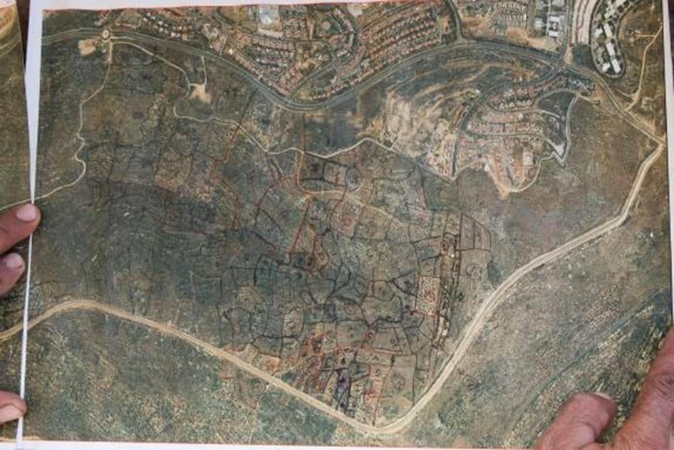 ניזאם שתאיה, חקלאי מהעיירה הפלסטינית סלפית, מיפה את חלקות הקרקע שהצבא הישראלי השתלט עליהן או מגביל את הגישה אליהן סביב ההתנחלות אריאל © יוראי ליברמן 2015