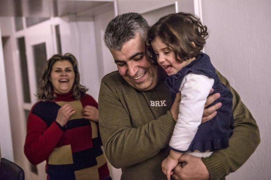 Mohammed finally spends time with his children and wife in their new home in Germany. © 2017 Anna Pantelia