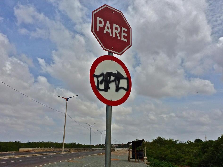 Pixação da facção Bonde dos 40 marca território na entrada do bairro Liberdade, em São Luís. 