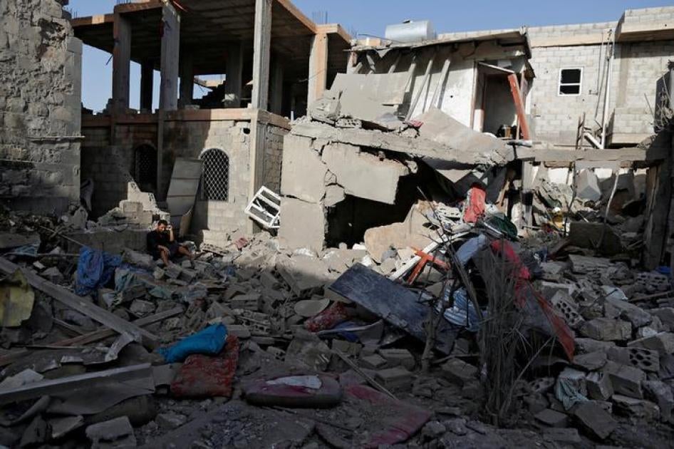 رجل يجلس على ركام بيت أقاربه الذي دمره التحالف بقيادة السعودية في غارة على صنعاء، اليمن، 9 يونيو/حزيران 2017.