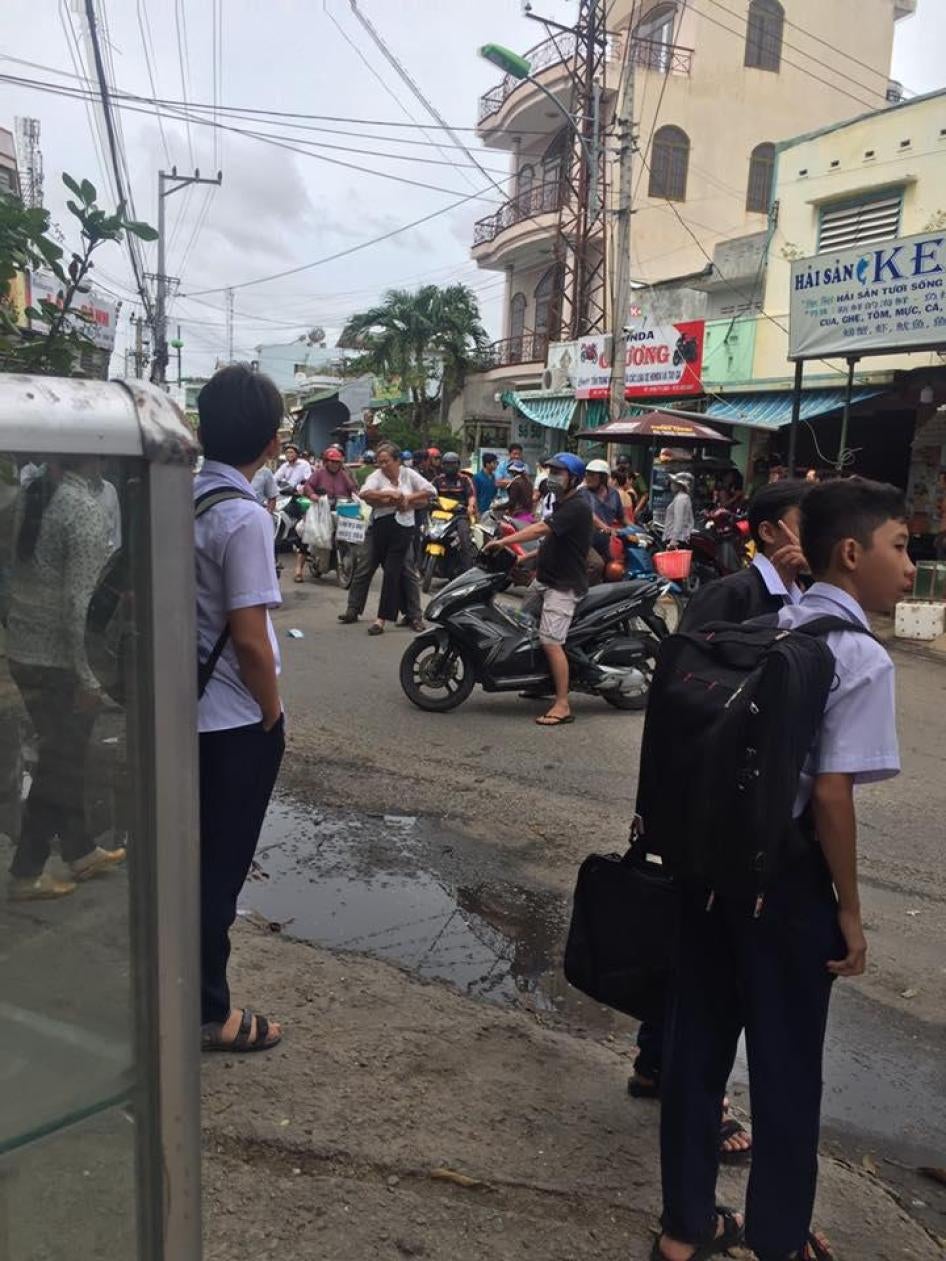 201711Asia_Vietnam_MotherMushroomVN Mẹ của blogger Nguyễn Ngọc Như Quỳnh, bà Nguyễn Thị Tuyết Lan, bị hành hung bên ngoài tòa án, thành phố Nha Trang (tỉnh Khánh Hòa) © Nguyễn Hoàng Vi, 30 tháng 11 năm 2017