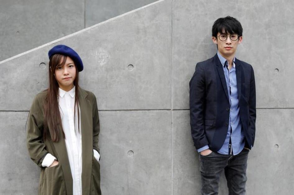 被取消议员当选资格的游蕙祯（左，25岁）和梁颂恒（30岁）在香港政府总部外留影，中国香港，2017年3月28日。两人于2017年4月26日被捕。