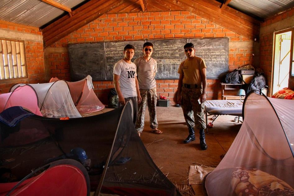 Des Casques bleus des Nations Unies originaires du Pakistan utilisent une salle de classe à Mourouba, dans la province de Ouaka (République centrafricaine), comme campement, en contravention avec les directives et les règles de l'ONU. 