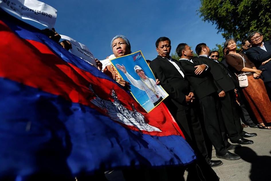 Supporters of Kem Sokha, leader of the Cambodia National Rescue Party (CNRP), stand outside the appeals court during his bail hearing in Phnom Penh, Cambodia, September 26, 2017.