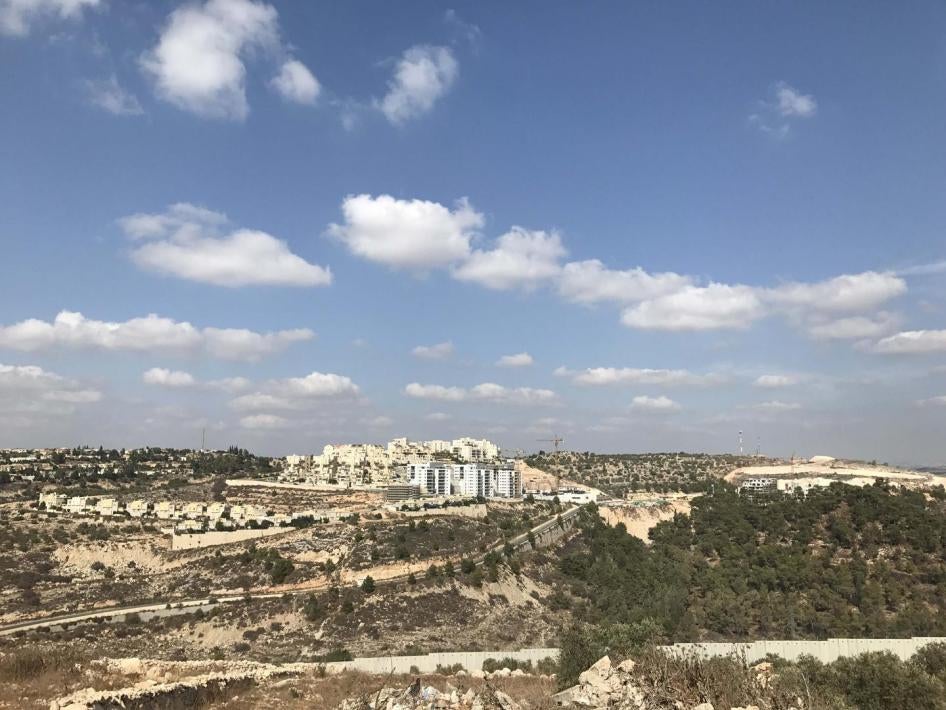 View of the separation barrier and the Israeli settlement of Alfei Menashe from the Palestinian village of Azzun. מבט על גדר ההפרדה וההתנחלות אלפי מנשה מהכפר הפלסטיני עזון.