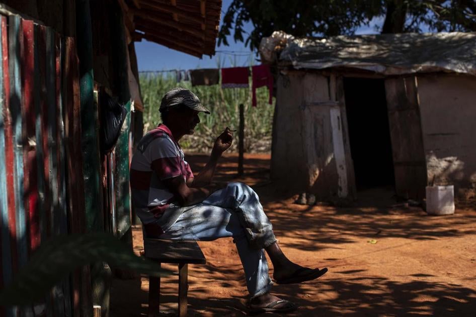 Estevo, um homem em seus 50 anos, vive no estado de Minas Gerais. Ele disse à Human Rights Watch que “o avião [pulverizando agrotóxicos] sobrevoa a comunidade. Diversas vezes agrotóxicos caíram sobre mim enquanto eu trabalhava na terra. Não há nada que po